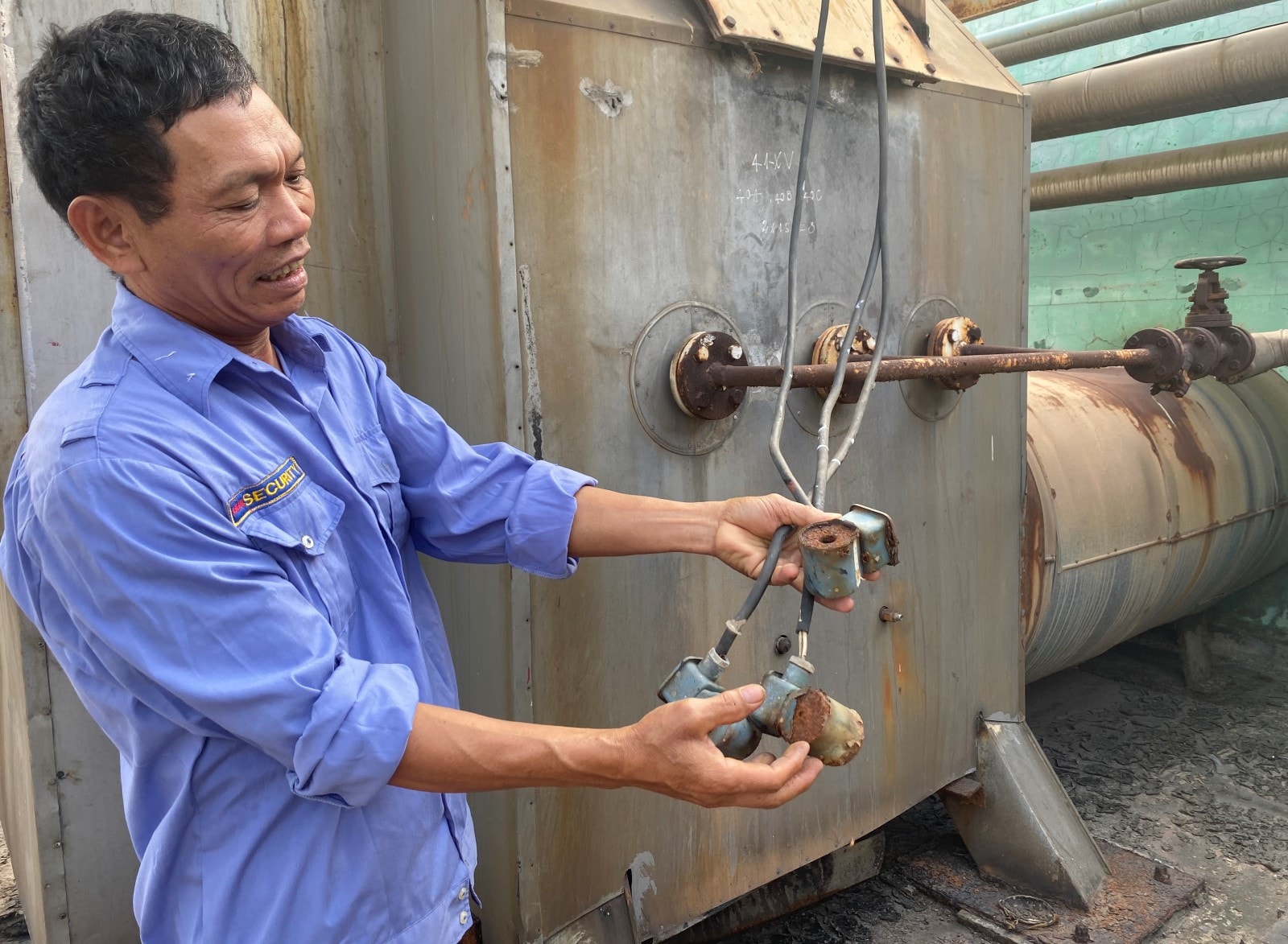 Trong thời gian ngắn ngủi hoạt động, mặc dù chưa kịp cấp điện cho nhà máy thép mà chủ yếu cấp cho một số doanh nghiệp lân cận, nhưng nhà máy điện lỗ hơn 62 tỷ đồng, chủ yếu là do giá dầu nhập vào quá cao, trong khi giá điện thời đó thì không đủ bù lỗ.