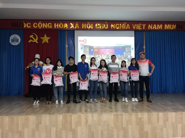 Phó TGĐ IPPG - ông Phillip Nguyễn trao quà lưu niệm và tri ân các bạn sinh viên đã cộng tác tại Challenge Vietnam 2019, một chiến dịch trong dự án Happiness City.