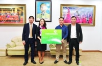 Vietcombank trao tặng 1,5 tỷ đồng cho đội tuyển bóng đá nam, nữ vô địch SEA Games 30