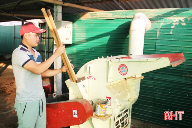 Để sản xuất nấm, anh đầu tư hàng trăm triệu đồng mua máy xay nguyên liệu