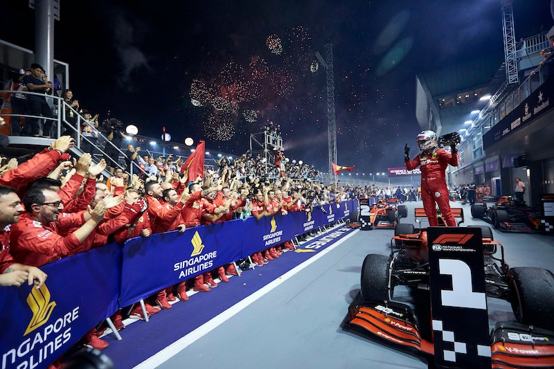 Sebastian Vettel ăn mừng chiến thắng tại Singapore Grand Prix 2019