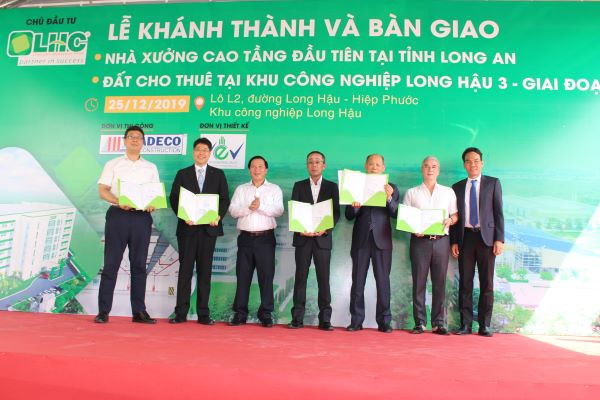 ông Nguyễn Văn Út, Phó Chủ tịch UBND tỉnh Long An trao giấy chứng nhận đầu tư