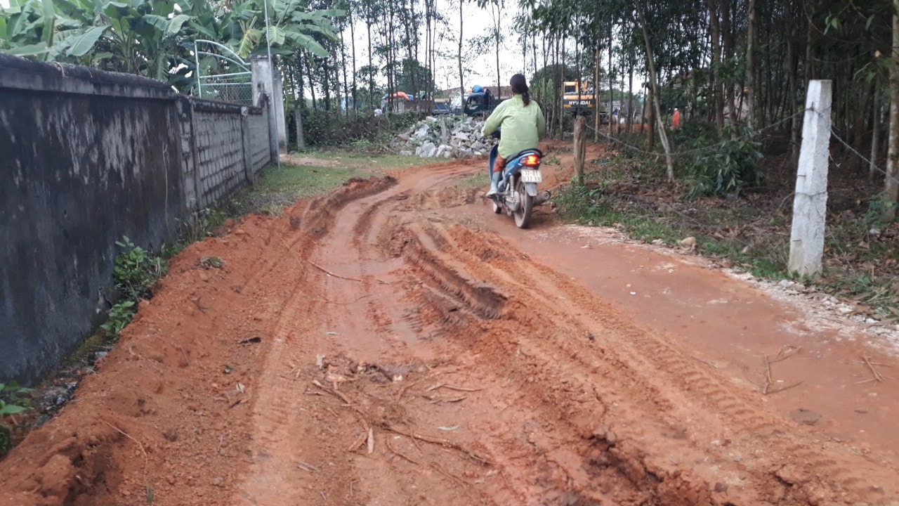 Tình trạng đào bới, khai thác đất trái phép làm náo loạn cả một vùng quê nhưng cơ quan chức năng không hề hay biết