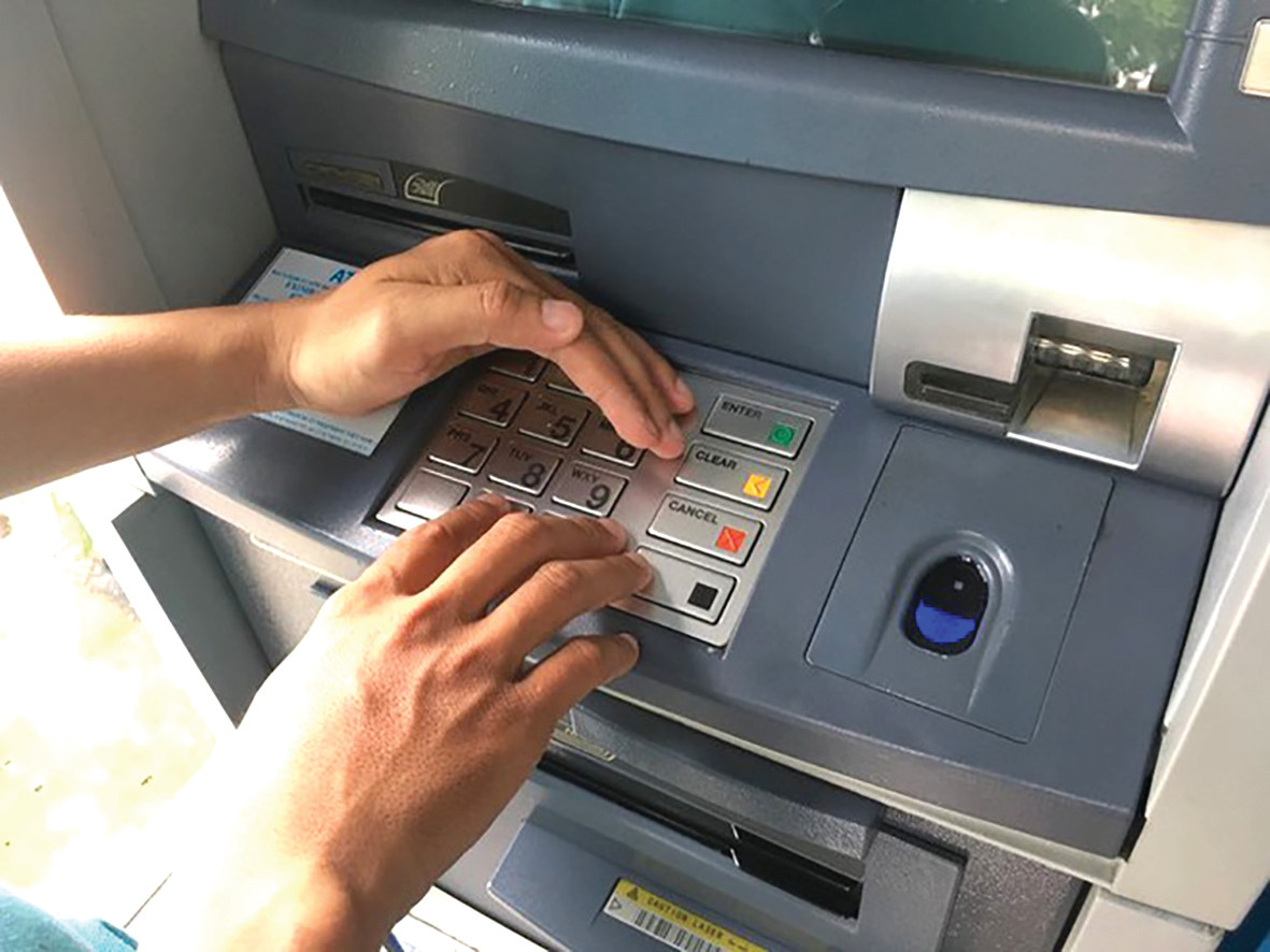 p/Khi rút tiền tại cây ATM, người dùng cần lưu ý lấy tay che khi nhập password