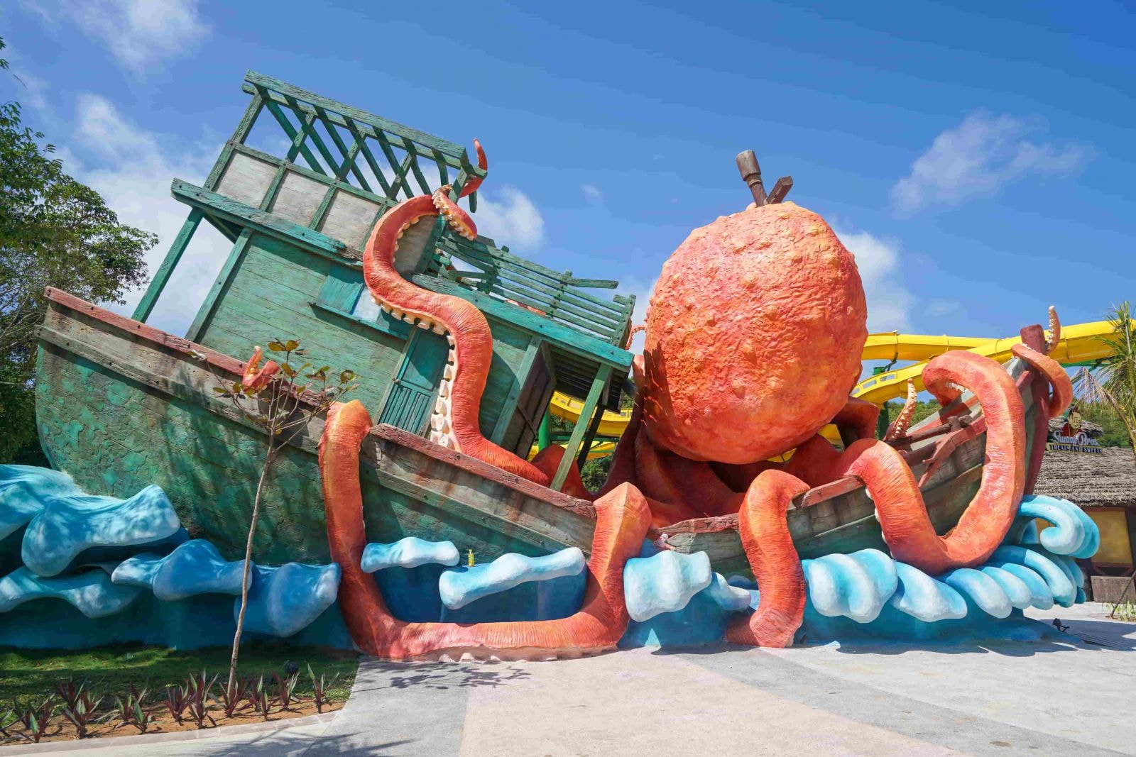 Aquatopia Water Park là công viên nước chủ đề đầu tiên ở Việt Nam mang phong cách đảo hoang và thổ dân