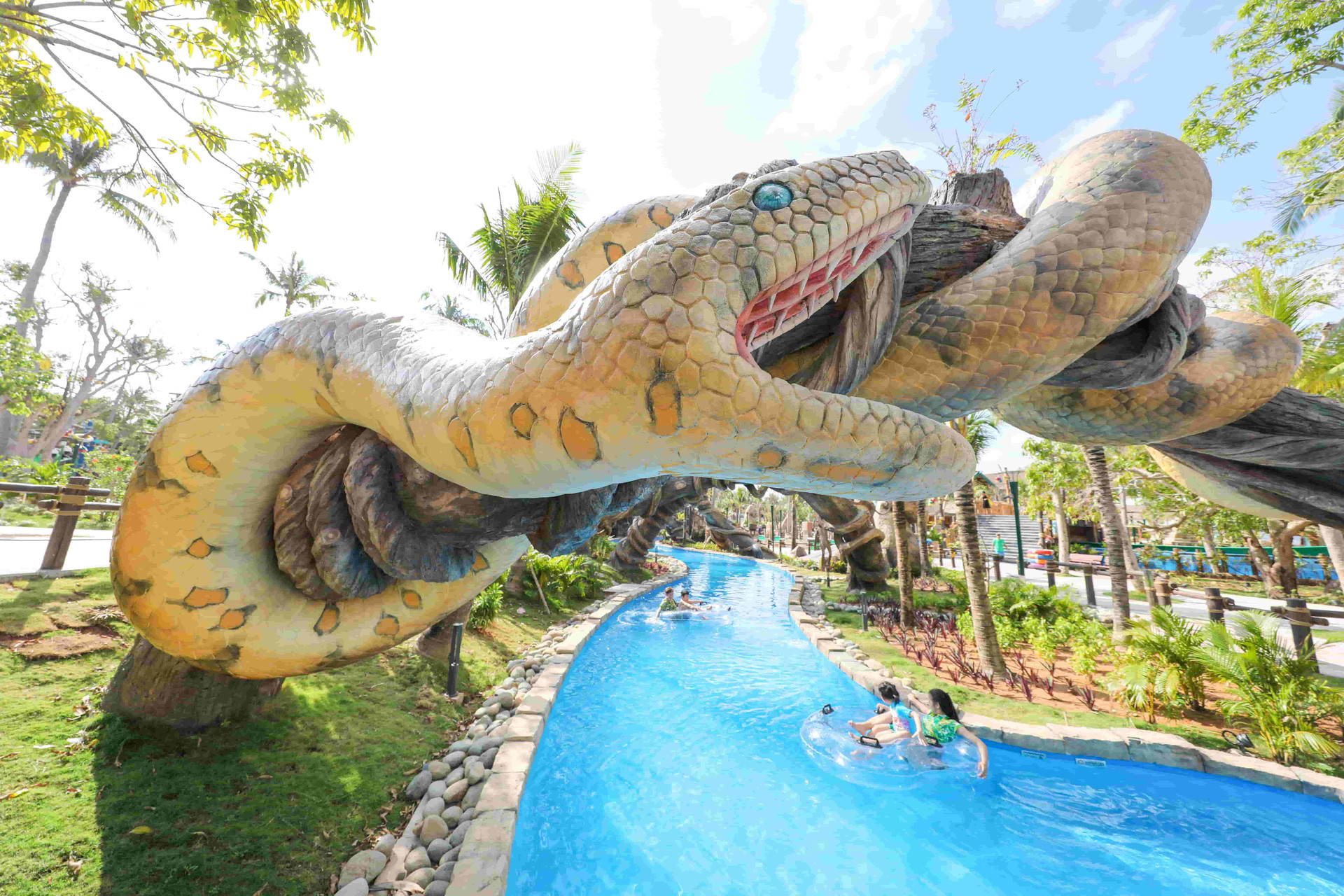 Các trò chơi dành cho gia đình đầy thú vị tại Aquatopia Water Park