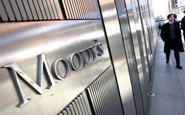 Moody’s hạ triển vọng tín nhiệm 18 ngân hàng