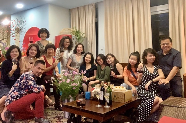 Anh Đào Phi Cường bên các bạn của mình. Nguồn: nhân vật cung cấp