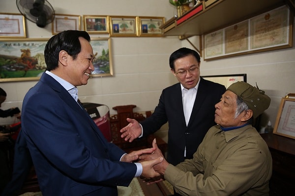 Phó Thủ tướng Vương Đình Huệ, Trưởng Ban Chỉ đạo các Chương trình mục tiêu quốc gia; Bộ trưởng Đào Ngọc Dung, Phó Trưởng Ban thường trực cùng lãnh đạo tỉnh Nghệ An đã tới thăm Mẹ Việt Nam Anh hùng Trần Thị Châu ở huyện Thanh Chương nhân dịp bước vào năm mới 2020, thăm gia đình thương binh nặng Đào Đức Toàn. Ảnh: Thành Chung