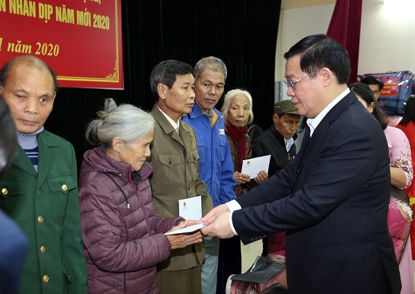 Phó Thủ tướng Vương Đình Huệ tặng quà cho 45 gia đình khó khăn, chính sách. Ảnh: Thành Chung