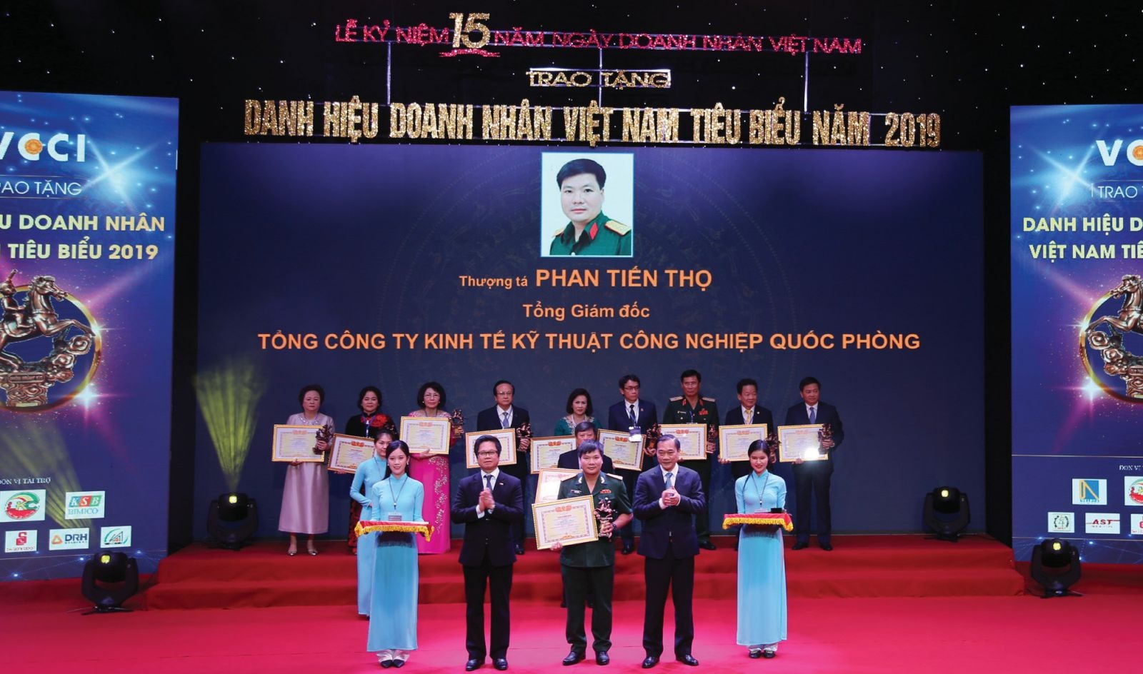 Thượng tá Phan Tiến Thọ - Tổng Giám đốc Tổng Công ty Kinh tế Kỹ thuật Công nghiệp Quốc phòng (GAET) nhận Cúp Thánh Gióng - Doanh nhân tiêu biểu toàn quốc năm 2019.