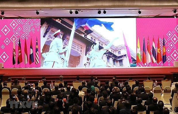 Trình chiếu video giới thiệu về Việt Nam tại lễ bàn giao chức Chủ tịch ASEAN năm 2020 cho Việt Nam. (Nguồn: TTXVN)