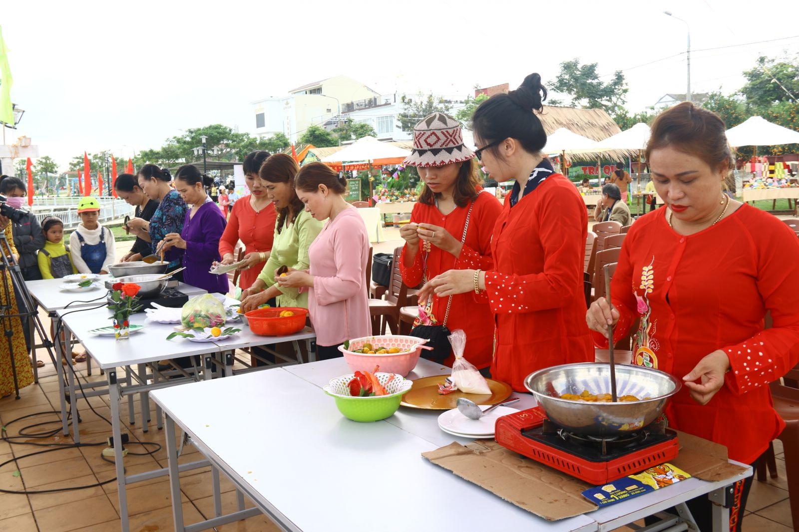 Bên cạnh trưng bày quất, các cuộc thi chế biến các món ăn từ quất cũng nhận được nhiều sự quan tâm