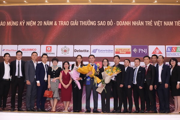 CEO Hải Phát Land Vũ Kim Giang (ở chính giữa) được vinh danh doanh nhân trẻ Việt Nam tiêu biểu 2019