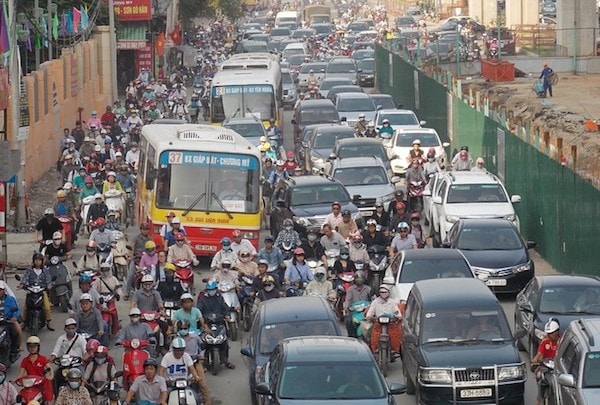 Sở GTVT Hà Nội vừa yêu cầu các đơn vị thi công khẩn trương hoàn trả mặt đường đảm bảo trật tự, an toàn giao thông trong dịp Tết Nguyên đán Canh Tý và lễ hội Xuân 2020.