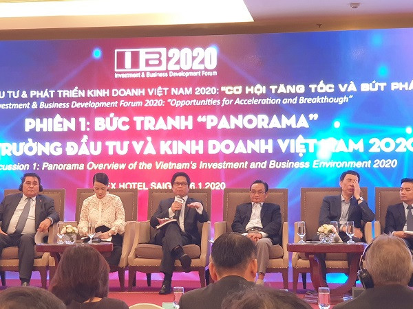 TS.Vũ Tiến Lộc (giữa) phát biểu tại Diễn đàn Đầu tư và Phát triển Kinh doanh 2020: “Cơ hội tăng tốc & bứt phá”, do Ban Kinh tế Trung ương và Phòng Thương mại Công nghiệp Việt Nam (VCCI) đồng chủ trì, Hiệp hội Các tổ chức dịch vụ phát triển kinh doanh Việt Nam (VABO), Diễn đàn Đầu tư BizLIVE.vn tổ chức