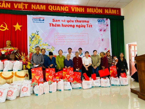 Đại diện Kienlongbank trao quà cho bà con nghèo