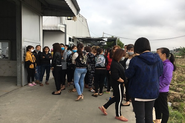 Công nhân Công ty Glory đến đối thoại với lãnh đạo công ty ngày 6/1