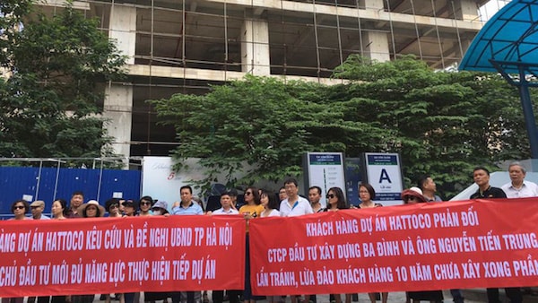 hách hàng dự án Hattoco 110 Trần Phú căng băng rôn yêu cầu chủ đầu tư thực hiện dự án bàn giao nhà.