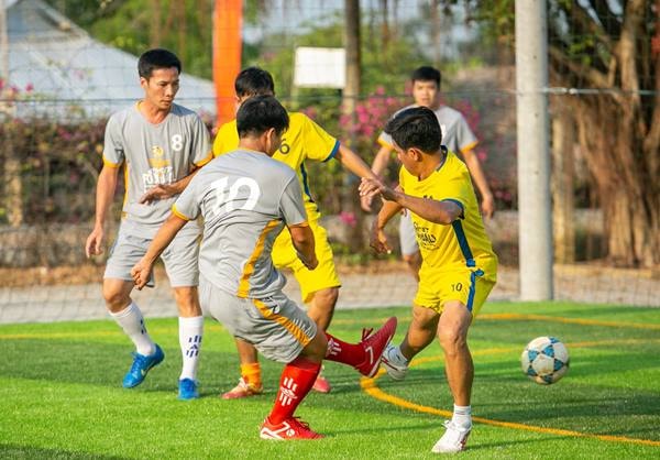 Tài trợ sân bóng cộng đồng nhằm đánh thức tài năng bóng đá đường phố tại VN. 