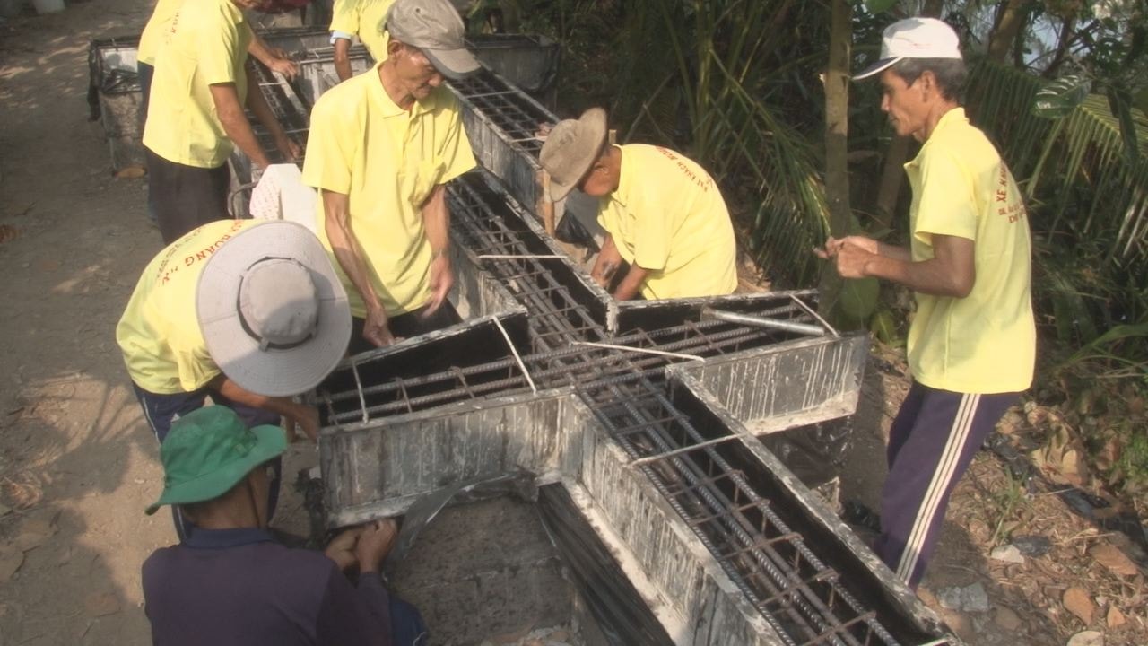 Các thành viên trong đội tích cực tham gia xây cầu nông thôn 