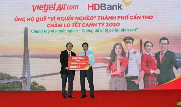 Đại diện VietJet Air trao tặng cho quỹ đền ơn đáp nghĩa, quỹ người nghèo TP.Cần Thơ.