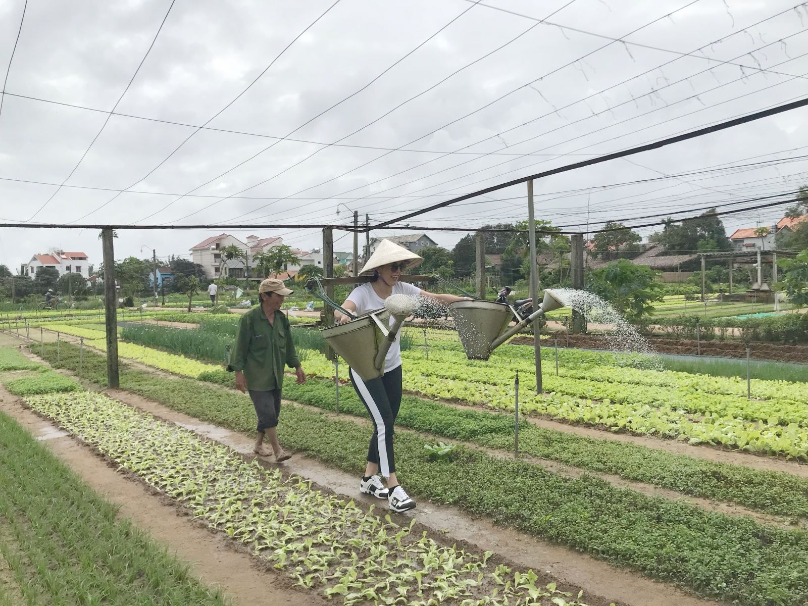 Người nông dân được sẽ được sản sẻ lợi ích từ phát triển điểm du lịch làng nghề.