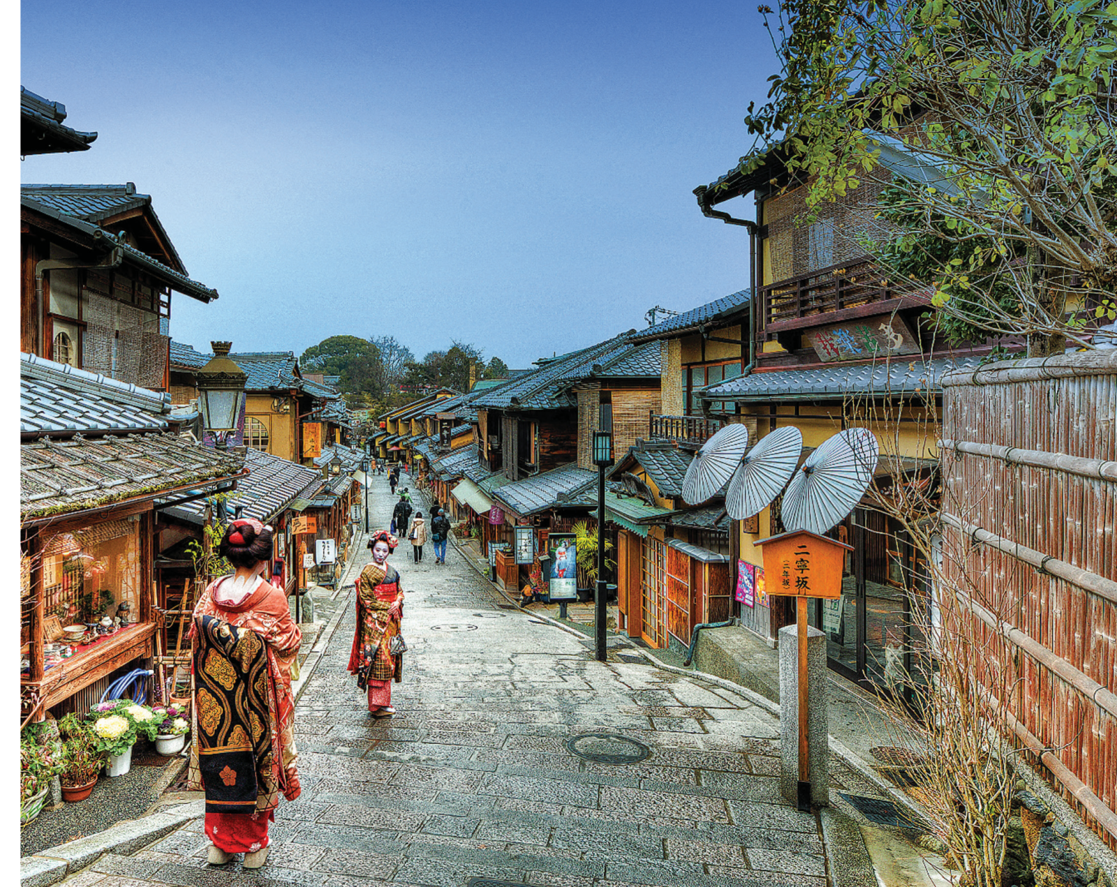 Cố đô Kyoto (Bình An Kinh), Văn học Nhật Bản thời Bình An thế kỷ thứ X gắn liền với thành công vang dội của các nhà văn, nhà thơ nữ.