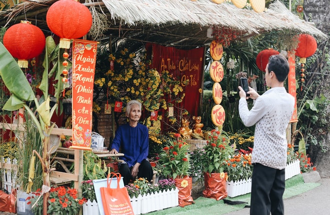 Hình ảnh đẹp của người con trai khi hướng dẫn mẹ già tạo dáng chụp ảnh kỷ niệm khiến nhiều người cảm thấy ấm áp.