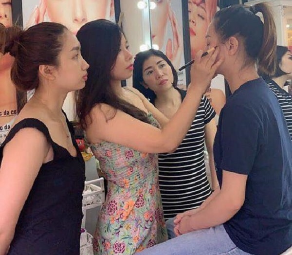 Hà chu đáo, tỉ mỉ hướng dẫn học viên cách tạo khuôn lông mày.