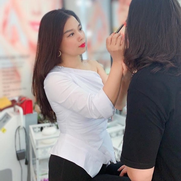 Hà truyền cảm hứng và tình yêu nghề cho tất cả các khách hàng của mình.