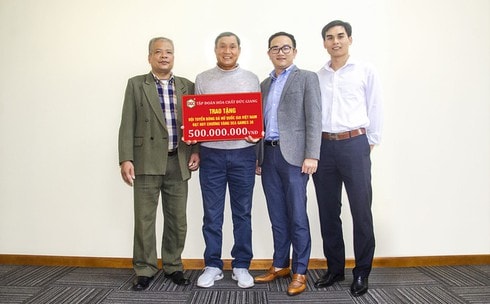 Đại diện công ty hoá chất Đức Giang trao bảng tiền thưởng tượng trưng cho HLV Mai Đức Chung tại VFF.