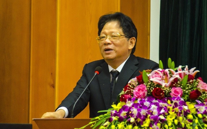 Đại diện công ty hoá chất Đức Giang trao bảng tiền thưởng tượng trưng cho HLV Mai Đức Chung tại VFF.