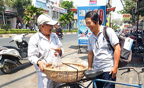 Bán hết đậu phộng, ông Bình lấy tiền lãi mua gạo cho nồi cơm từ thiện ở bệnh viện