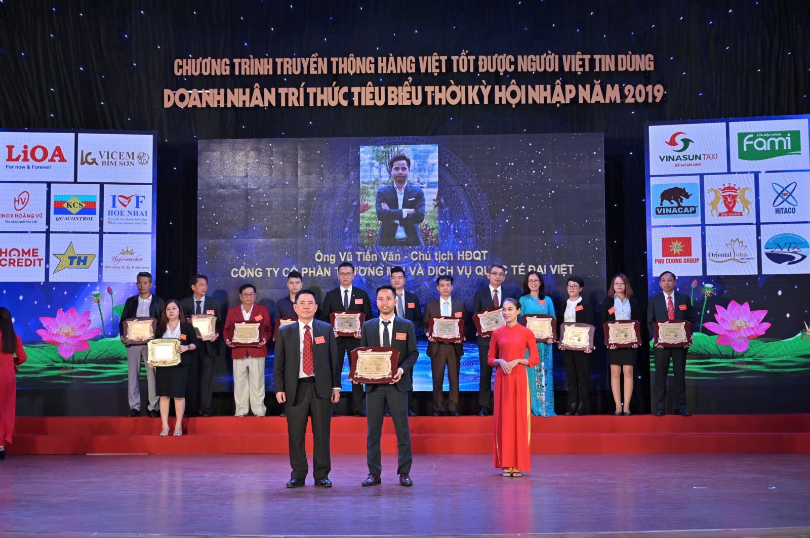 CEO Vũ Tiến Văn vinh dự nhận giải thưởng doanh nhân trí thức tiêu biểu thời kỳ hội nhập