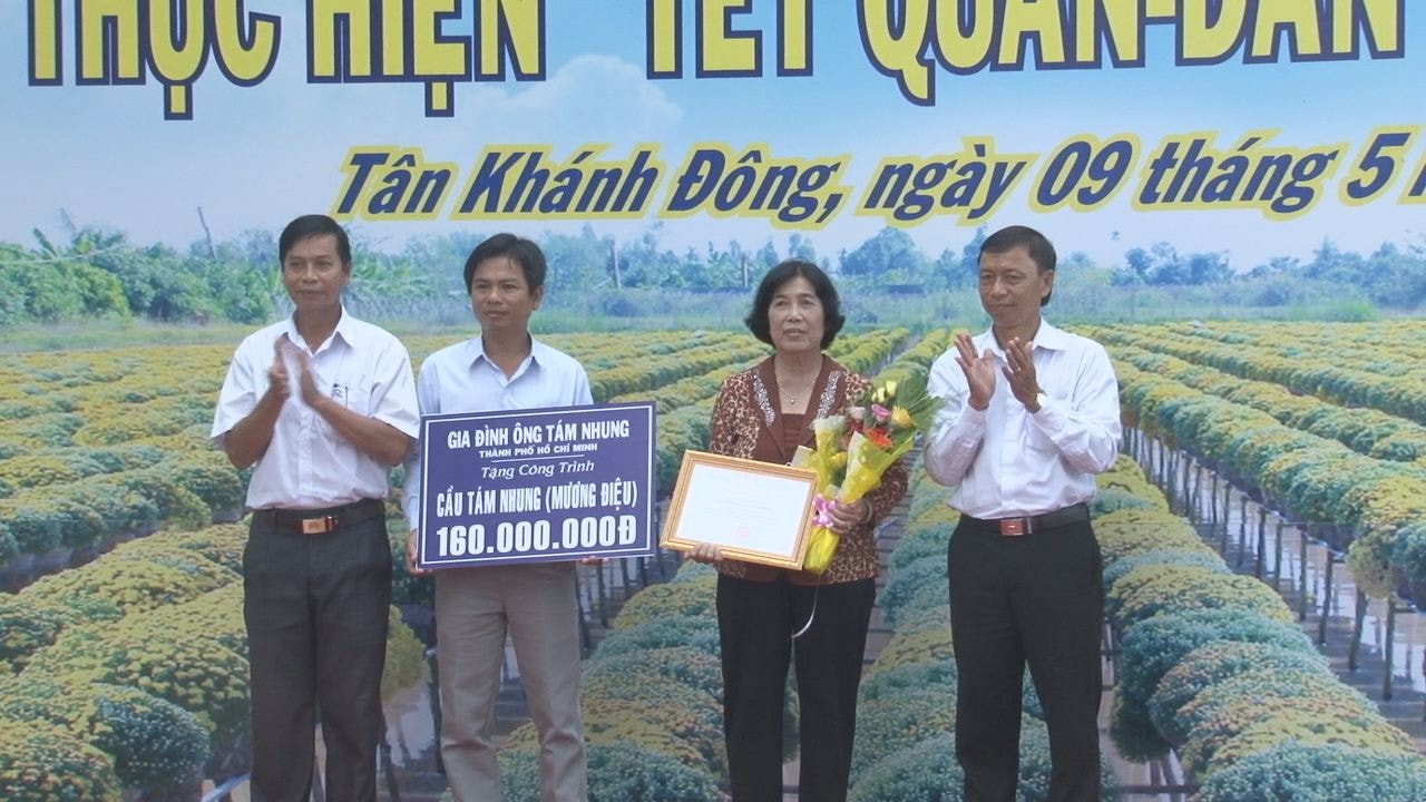 Chính quyền địa phương trao giấy cảm tạ cho bà Mai vì đã vận động xây nhiều cây cầu tại địa phương