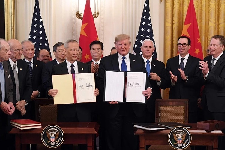 Tổng thống Mỹ Donald Trump và Phó Thủ tướng Trung Quốc Lưu Hạc trong lễ ký kết thỏa thuận thương mại giai đoạn một.