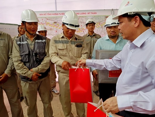 Bộ trưởng Nguyễn Văn Thể ân cần thăm hỏi và tặng quà Tết cho kỹ sư, công nhân tại công trường.