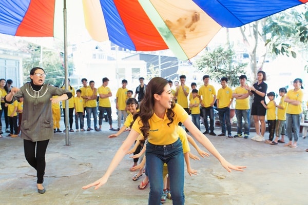 Hành trình “Tết yêu thương” 2020 còn tổ chức nhiều hoạt động vui chơi giúp cám em đón Tết sớm với nhiều niềm vui