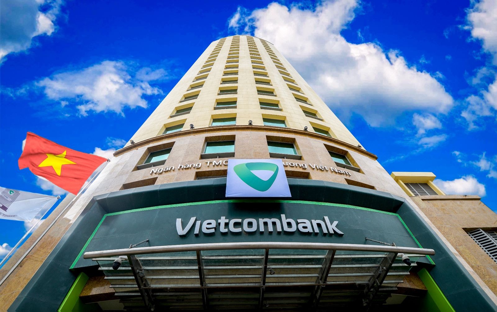 Việc phong toả tài khoản cá nhân tại Vietcombank hoàn toàn đúng theo qui trình của Bộ Luật