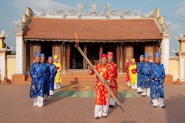 Đội tế nam quan làng Hoành Đông, Thị trấn Ngô Đồng (Giao Thủy) tập luyện nghi thức rước đuốc đêm Giao thừa. Ảnh Viết Dư