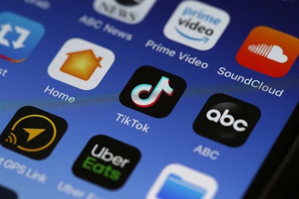 Muốn tải xuống ứng dụng TikTok bạn có thể thông qua iOS hoặc Google Play