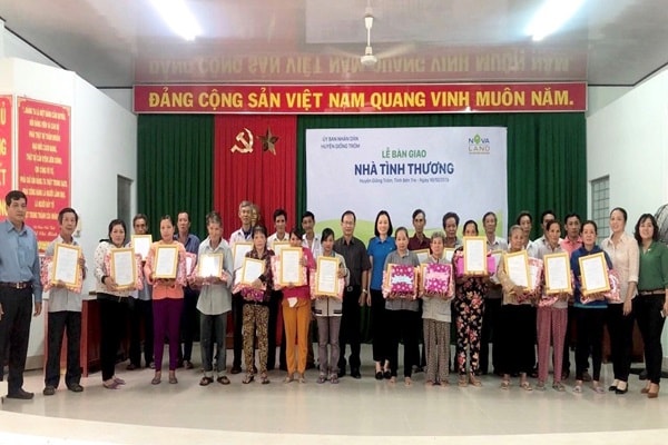 Năm mới an cư lạc nghiệp, “Lễ bàn giao nhà tình thương” tại huyện Giồng Trôm, tỉnh Bến Tre đã được diễn ra trong niềm vui mừng và phấn khởi của lãnh đạo và người dân, đặc biệt là 25 hộ dân tại xã Phước Long, xã Xuân Phú. Chương trình do Ủy ban nhân dân huyện Giồng Trôm tổ chức phát động và được thực hiện từ nguồn kinh phí tài trợ 1 tỷ đồng từ Tập đoàn Novaland