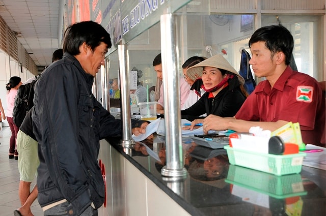 Bên trong phòng vé, nhân viên các nhà xe phải làm việc hết công suất.