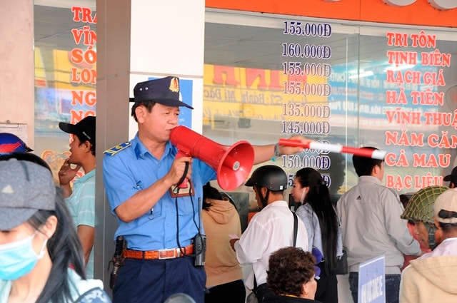 Do lượng khách đông, nhân viên an ninh của bến xe phải dùng loa để hướng dẫn hành khách mua vé và nhắc nhở hành khách cẩn thận tư trang, tiền bạc tránh kẻ gian lợi dụng chen lấn để móc túi.