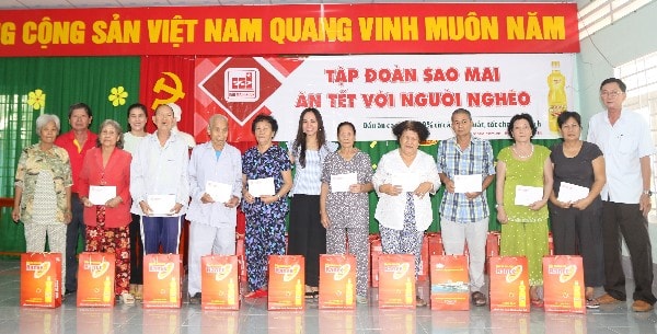 Bà Lê Thị Nguyệt Thu - Chủ tịch Tập đoàn Sao Mai tặng quà tại Hội người mù và Trung tâm Nuôi dưỡng Người già và Trẻ Mồ côi