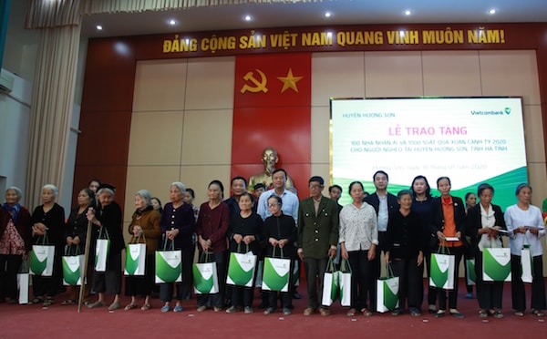 Ông Nghiêm Xuân Thành – Bí thư Đảng ủy, Chủ tịch HĐQT Vietcombank (thứ 6 từ phải sang) cùng đại diện lãnh đạo tỉnh Hà Tĩnh tặng quà Tết cho hộ nghèo, hộ cận nghèo trên địa bàn huyện Hương Sơn, tỉnh Hà Tĩnh tại chương trình