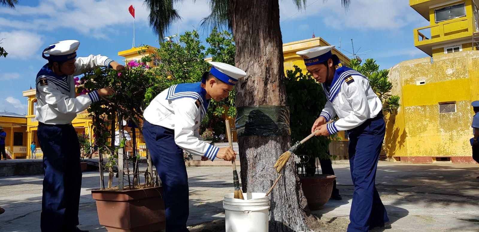 Chuẩn bị đón Tết các chiến sỹ quét vôi cho cây trên đảo Sinh Tồn Đông 