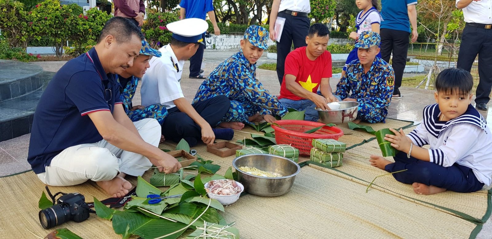 Gói bánh chưng trên đảo Song Tử Tây.