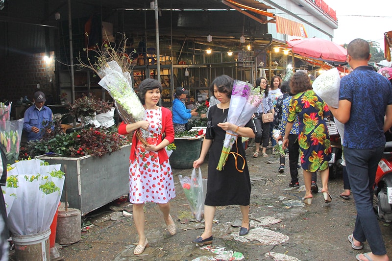 Những vị khách tỏ ra ưng ý với những bó hoa mình mua về được.